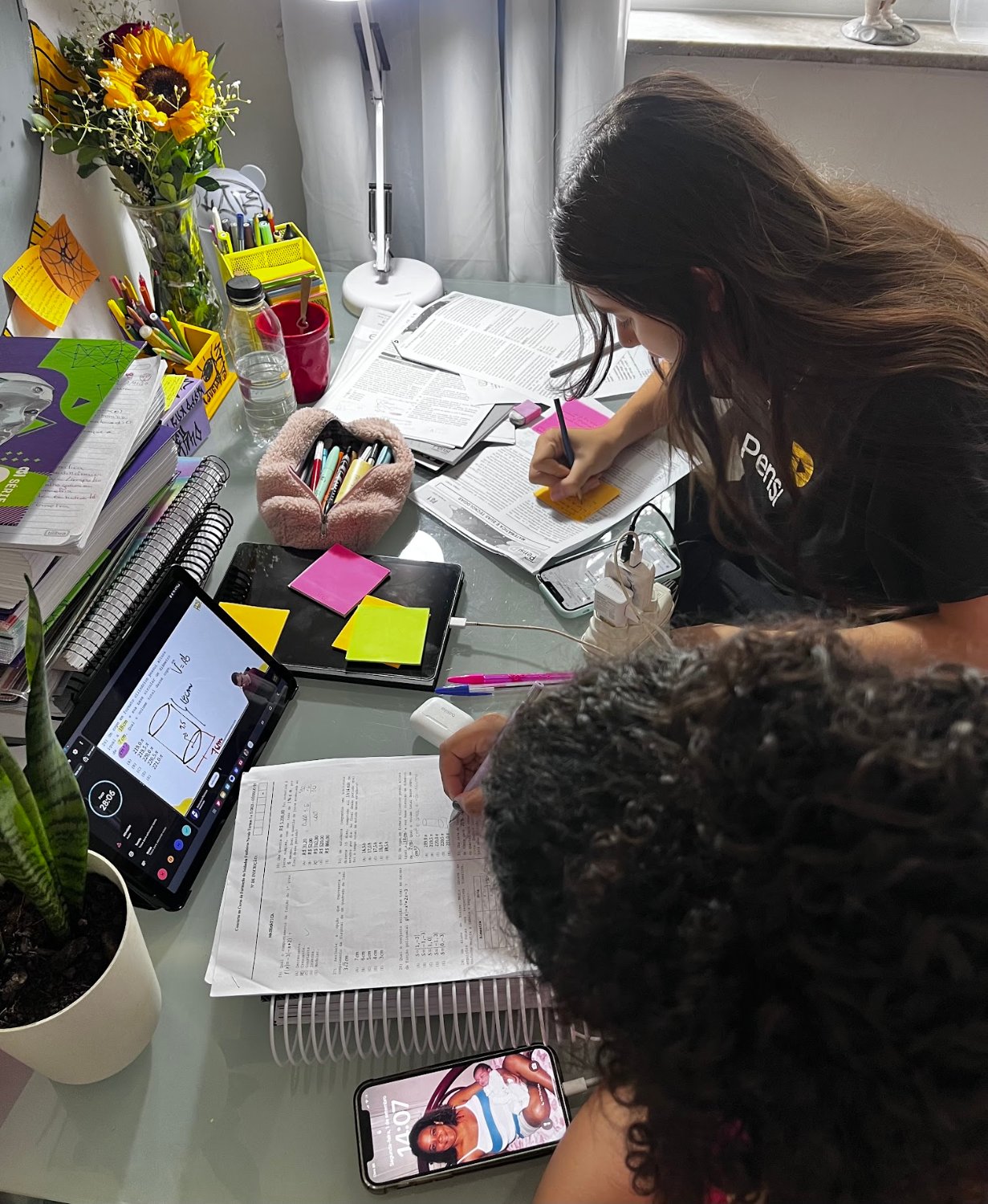 Atendimento psicopedagógico com materiais de estudo coloridos sobre a mesa